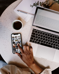 Community manager revisando el contenido para un cliente extranjero